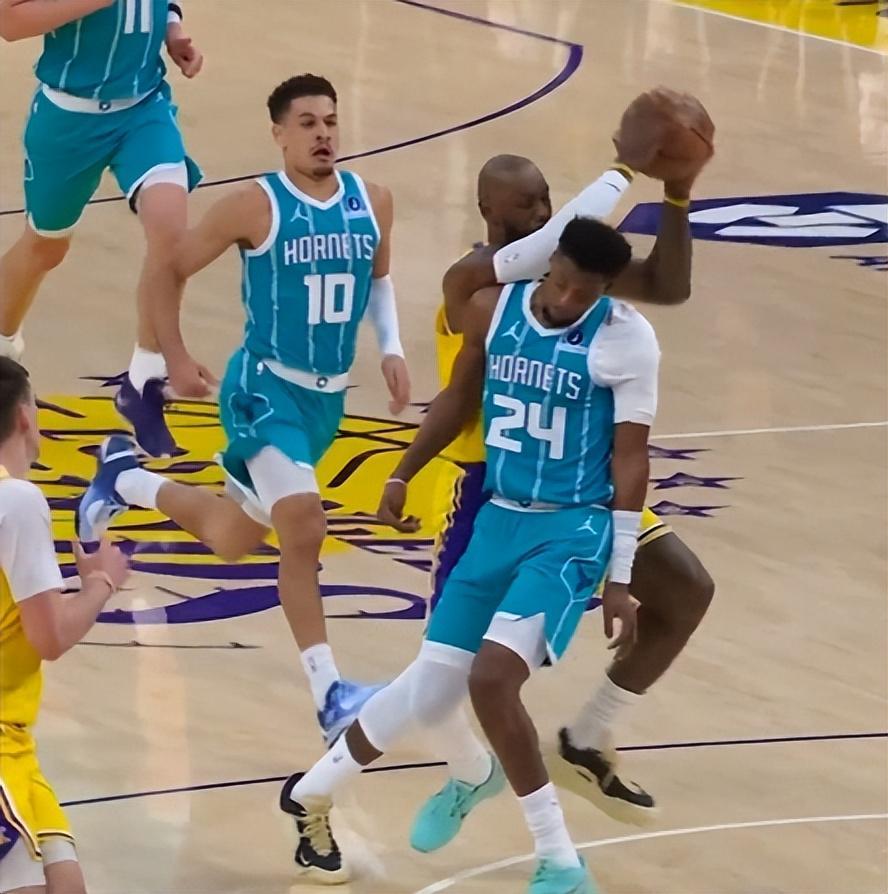 博鱼体育直播-詹皇肘击对手后脑，裁判却吹对方犯规！黄蜂挑战失败，全队看呆了